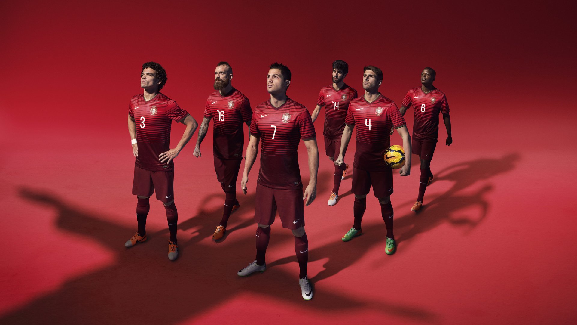 皇马稳居西甲榜首，巴萨紧追其后，争冠悬念激烈，西甲皇马与巴萨